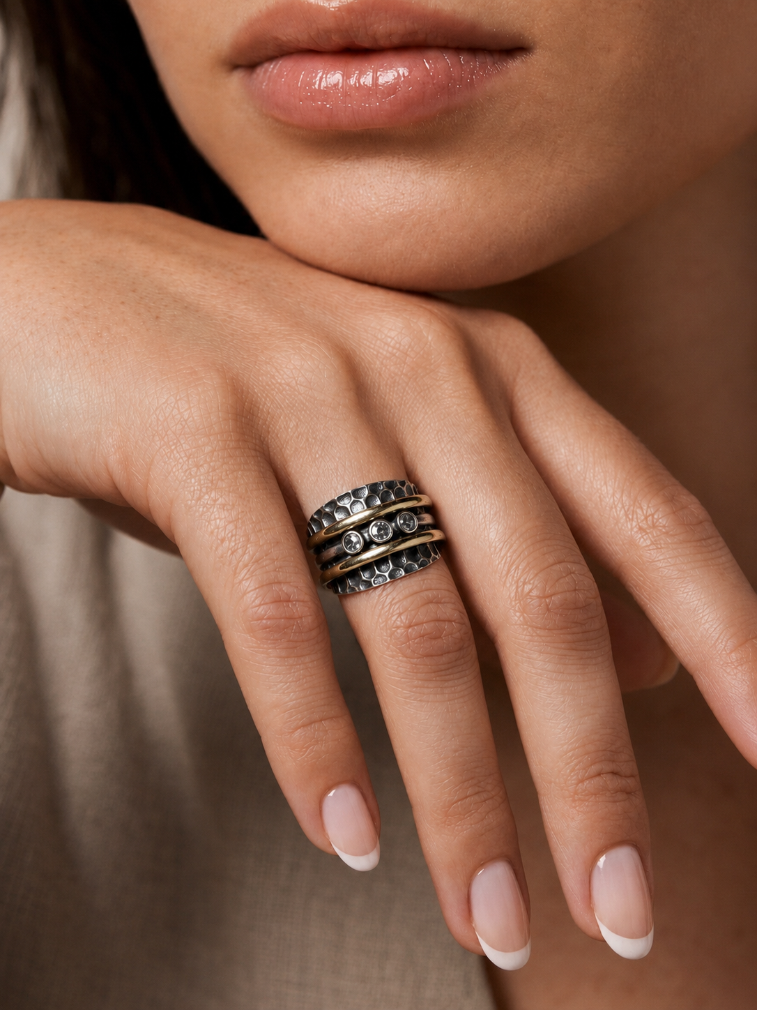 Anillo de Plata y Oro | Circonias con plata martillada