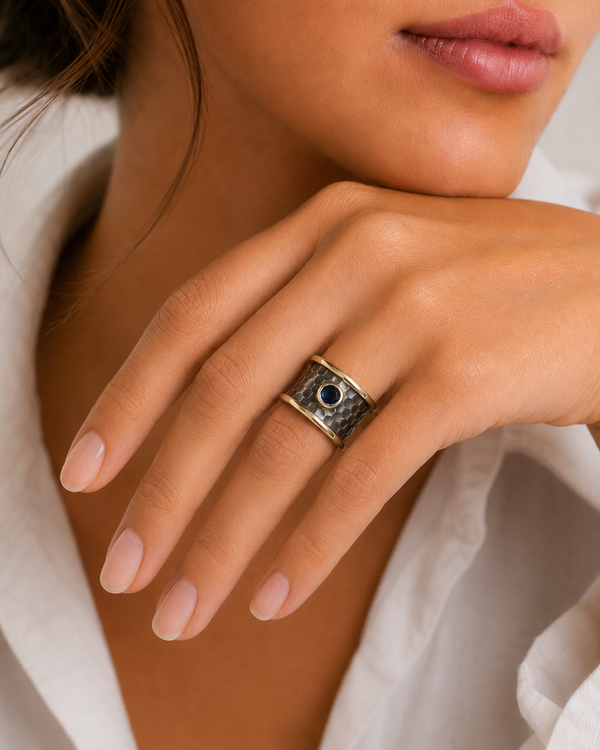 Anillo de Plata y Oro | Cristal de roca color Azul y plata martillada