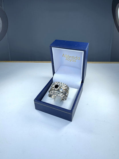 Anillo de Plata y Oro |Cristal negro con circonias y plata martillada